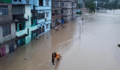 Hindistan’da etkili yağışlar sellerin yol açtığı yıkımlarla hayatı olumsuz etkiledi