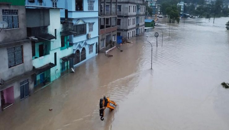 Hindistan’da etkili yağışlar sellerin yol açtığı yıkımlarla hayatı olumsuz etkiledi