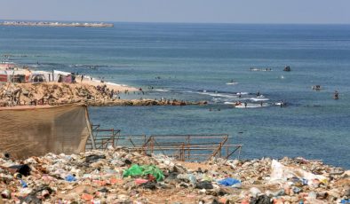 Gazzeliler Temel İhtiyaçlarını Karşılamak İçin Kirli Deniz Suyuna Mahkum Ediliyor