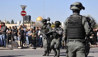 İsrail polisi TRT Haber ekibine saldırdı: Faaliyetlerini durdurmak istedi.