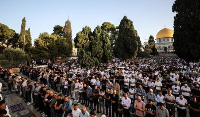 İsrail polisinin kısıtlamaları altında Mescid-i Aksa’da cuma namazı kılındı