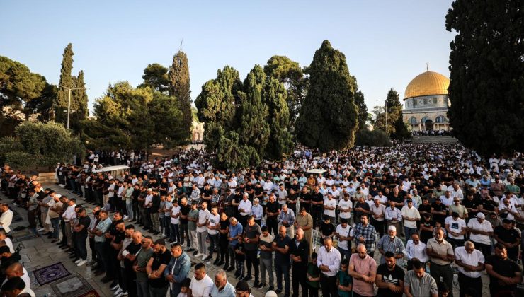 İsrail polisinin kısıtlamaları altında Mescid-i Aksa’da cuma namazı kılındı