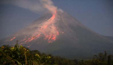 Endonezya’daki Merapi Yanardağı’nda volkanik faaliyetler devam ediyor