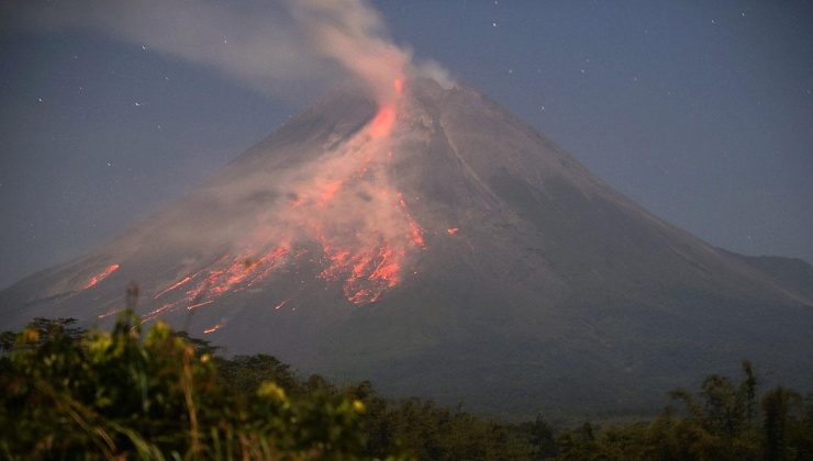 Endonezya’daki Merapi Yanardağı’nda volkanik faaliyetler devam ediyor