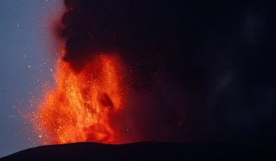 Etna Yanardağı’nda Kül ve Lav Püskürmeleri Devam Ediyor: İtalya’da Endişe Veren Durum