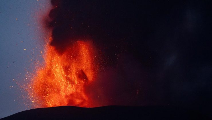 Etna Yanardağı’nda Kül ve Lav Püskürmeleri Devam Ediyor: İtalya’da Endişe Veren Durum