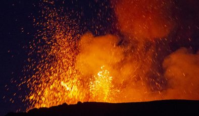 Etna Yanardağı’nın İtalya’da Lav Püskürtme Anı captured at Italy’s Mount Etna as it erupts once again