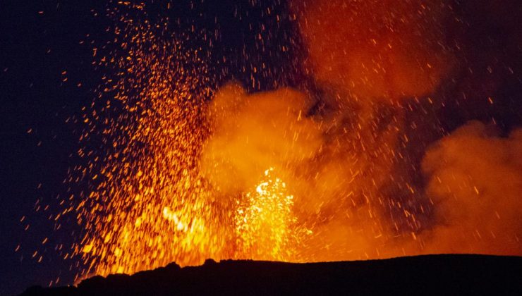 Etna Yanardağı İtalya’da tekrar faaliyete geçti ve kül ile lav püskürttü