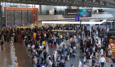 Frankfurt Havalimanı’nda protestolar nedeniyle 50 uçuş iptal edildi