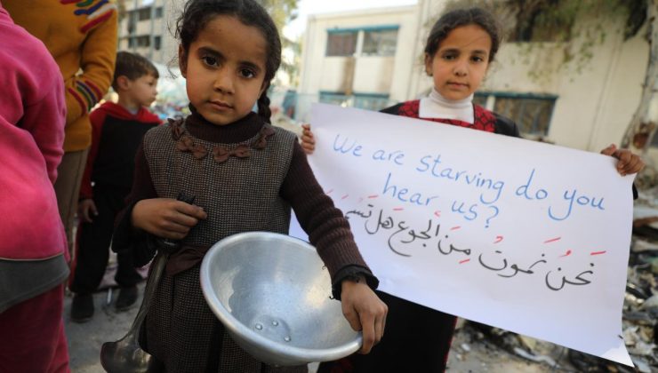 Gazze’de Kıtlık ve İsrail Saldırıları Filistinlileri Yerinden Ediyor