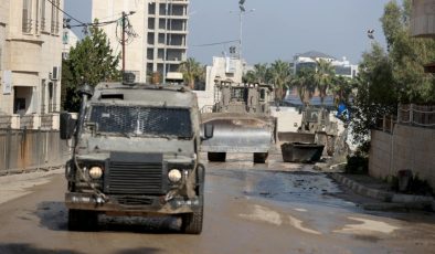 İsrail, Cenin’deki mülteci kampı ve hastaneyi kuşatmaya devam ediyor