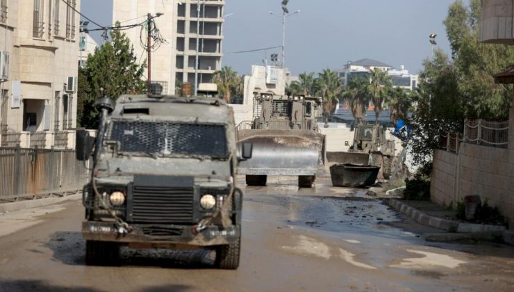 İsrail, Cenin’deki mülteci kampı ve hastaneyi kuşatmaya devam ediyor