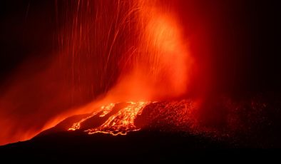 İtalya’nın Etna Yanardağı, kül ve lav püskürterek yeniden hareketlendi