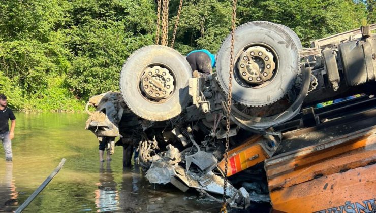 Rize’de dereye düşen taş yüklü kamyonun şaşırtıcı anı kaydedildi