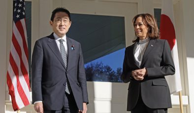 Kishida, Harris ve Trump’a boş siyasi vaatlerin ölümcül riskini gösteriyor.