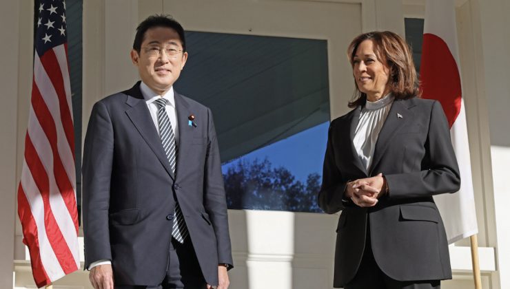 Kishida, Harris ve Trump’a boş siyasi vaatlerin ölümcül riskini gösteriyor.